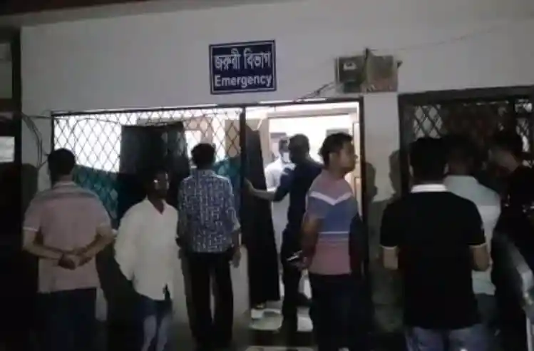 জনগণ জরুরি বিভাগে অপেক্ষা করছে, চট্টগ্রাম. Channel i News - চ্যানেল আই নিউজ