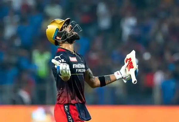 ক্রিকেটার ব্যাটসম্যান মাঠে, হেলমেট ও গ্লাভস পরা. Channel i News - চ্যানেল আই নিউজ