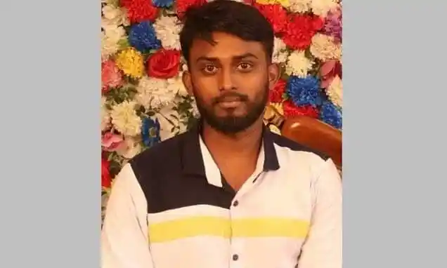 নিউ মার্কেটে সংঘর্ষে আহত ব্যক্তির ছবি, ফুলের পটভূমিতে. Channel i News - চ্যানেল আই নিউজ