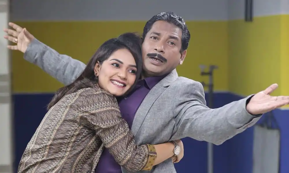 মোশাররফ ও মৌসুমী একসঙ্গে হাসিমুখে দেখা যাচ্ছে. Channel i News - চ্যানেল আই নিউজ