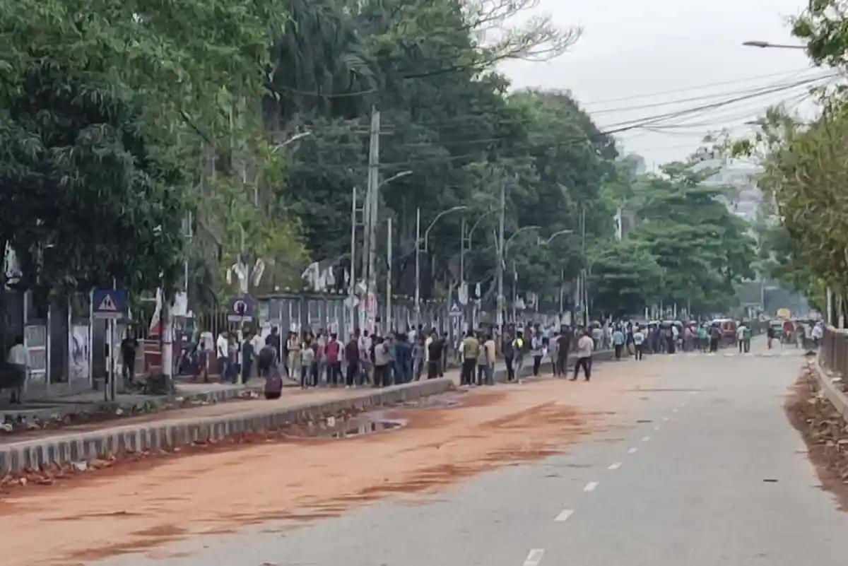 ঢাকা কলেজের শিক্ষার্থীরা রাস্তায় অবস্থান করছে, পরিস্থিতি শান্তিপূর্ণ. Channel i News - চ্যানেল আই নিউজ