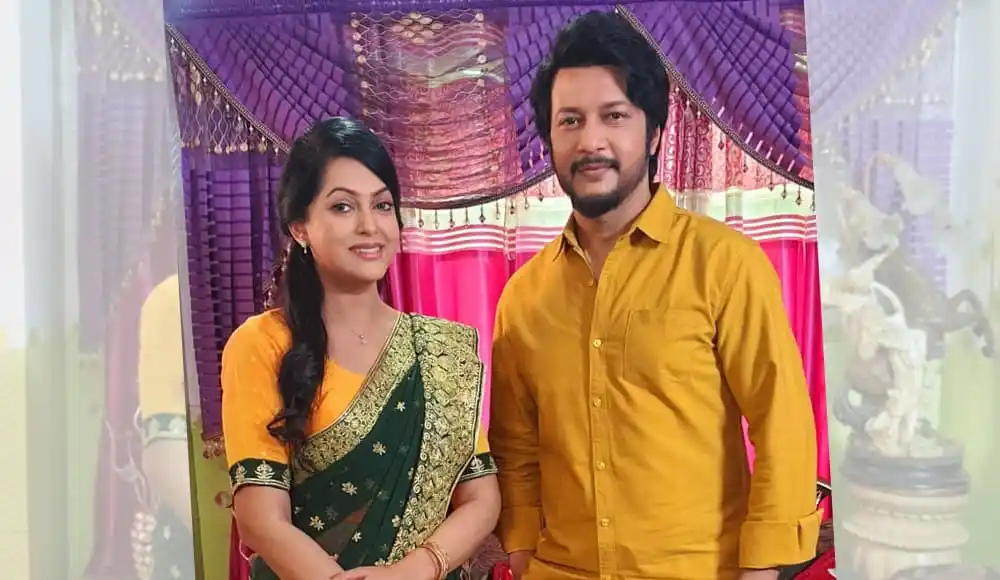 নিপুণ ও ইমন শুটিং সেটে হাসিমুখে দাঁড়িয়ে. Channel i News - চ্যানেল আই নিউজ