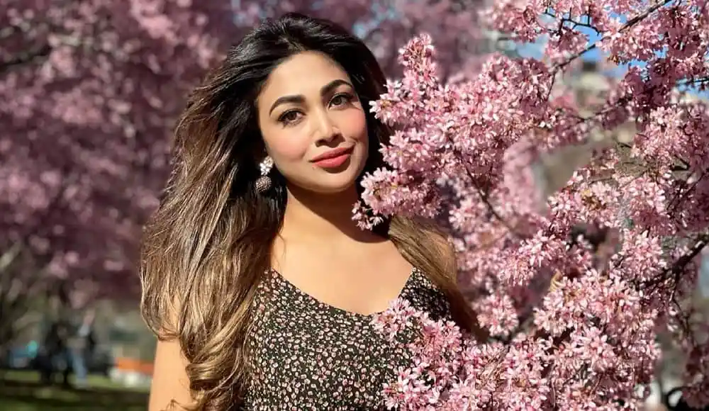 পিয়া বিপাশা চেরি ফুলের পাশে হাসিমুখে দাঁড়িয়ে. Channel i News - চ্যানেল আই নিউজ