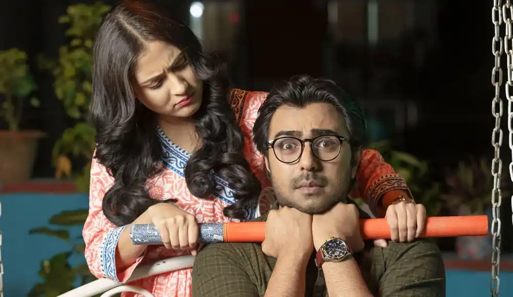 দুই অভিনেতা নাটকের দৃশ্যে, একজন চুল আঁচড়াচ্ছেন, অন্যজন ভাবুক।. Channel i News - চ্যানেল আই নিউজ