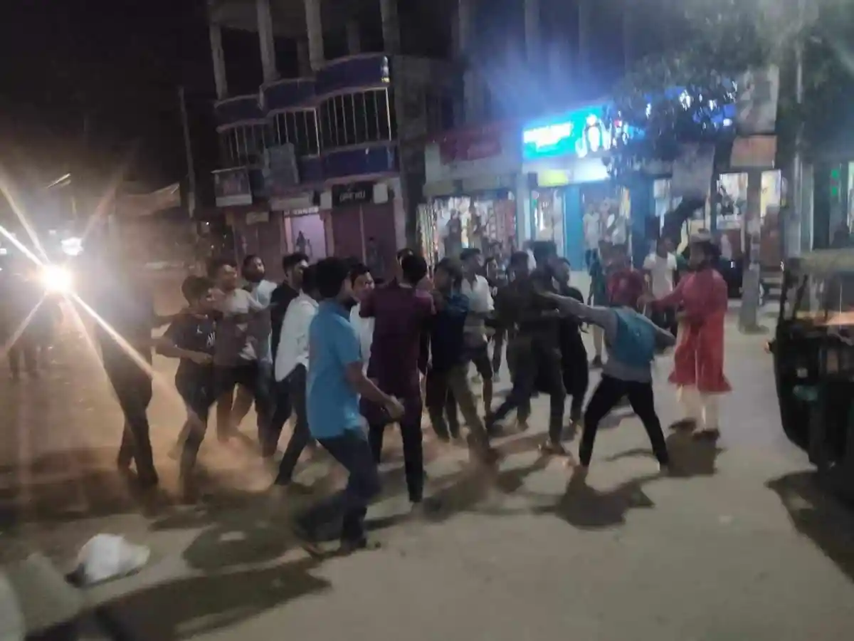 কুমিল্লা বিশ্ববিদ্যালয়ে ছাত্রলীগের দুই গ্রুপের সংঘর্ষের ছবি. Channel i News - চ্যানেল আই নিউজ