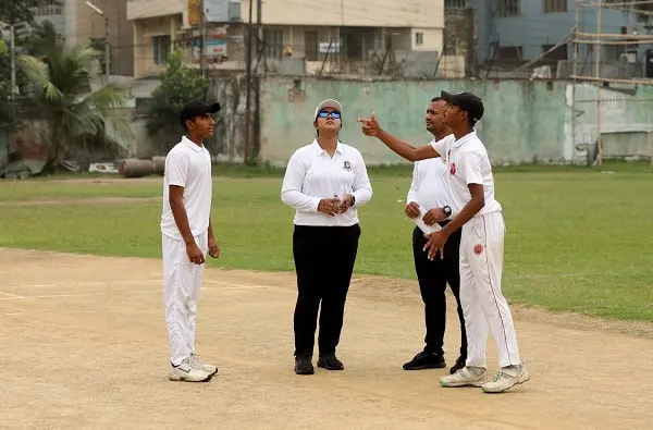 নারী আম্পায়ার স্কুল ক্রিকেটে প্রথমবারের মতো মাঠে উপস্থিত. Channel i News - চ্যানেল আই নিউজ