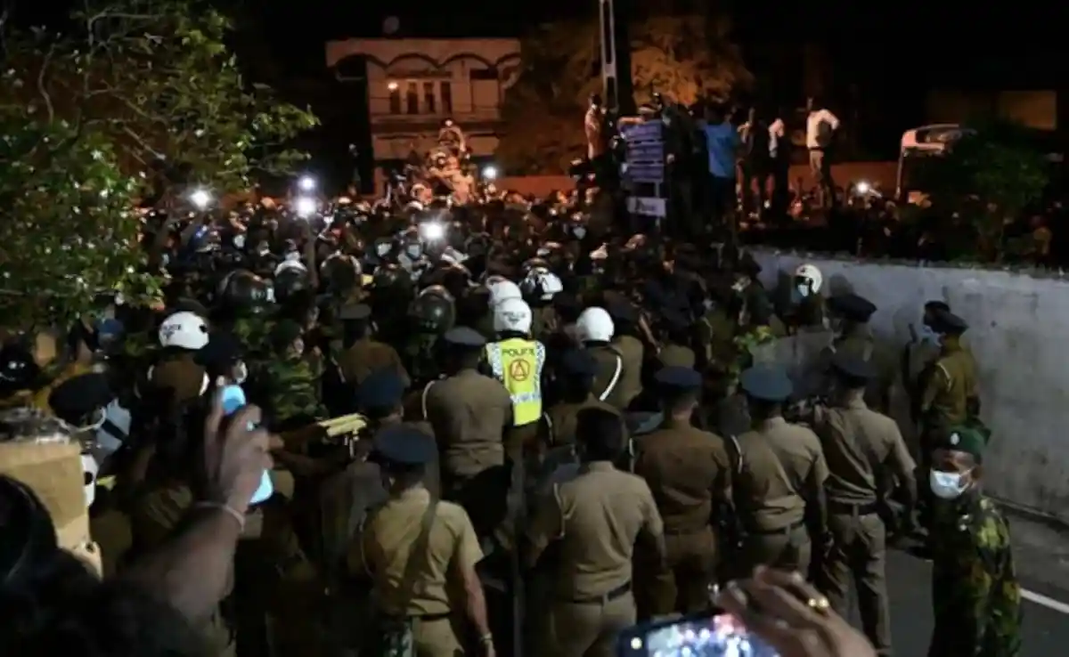 শ্রীলংকায় জরুরি অবস্থা জারি, পুলিশ ও জনতা মুখোমুখি. Channel i News - চ্যানেল আই নিউজ