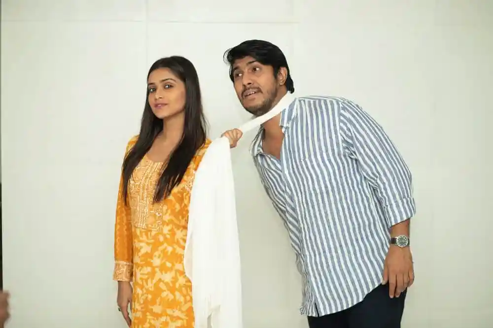 দুটি মানুষ একটি সাদা পটভূমিতে দাঁড়িয়ে হাসছে. Channel i News - চ্যানেল আই নিউজ