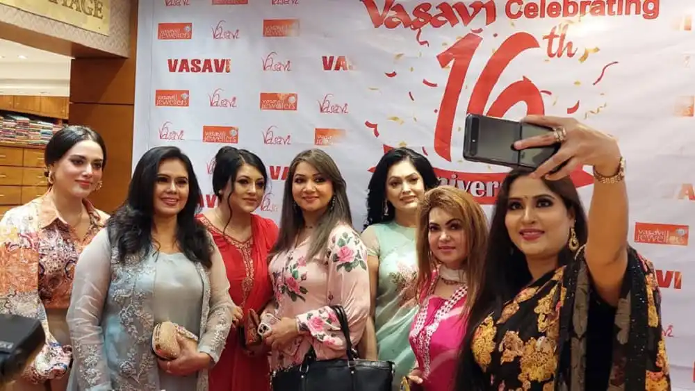 দর্শকরা ভাসাভি'র ১৬ বছর পূর্তির অনুষ্ঠানে ছবি তুলছেন. Channel i News - চ্যানেল আই নিউজ