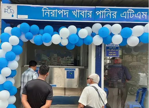 নিরাপদ পানির জন্য ATM বুথের সামনে মানুষজন দাঁড়িয়ে. Channel i News - চ্যানেল আই নিউজ
