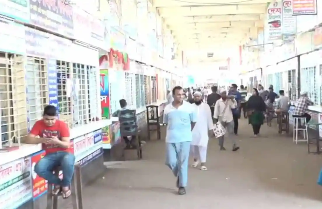বাস কাউন্টার এলাকায় যাত্রীর চাপ কম, মানুষজন স্বাভাবিকভাবে চলাফেরা করছে. Channel i News - চ্যানেল আই নিউজ
