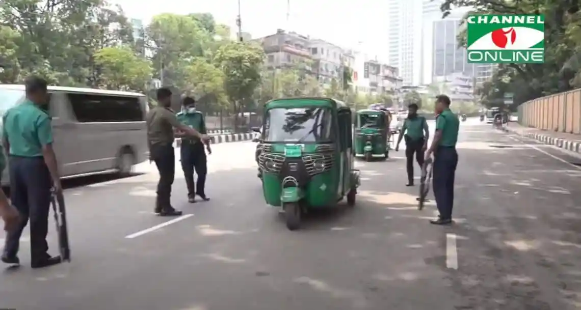ঢাকায় ফাঁকা রাস্তা ও নিরাপত্তা ব্যবস্থা দেখা যাচ্ছে।. Channel i News - চ্যানেল আই নিউজ