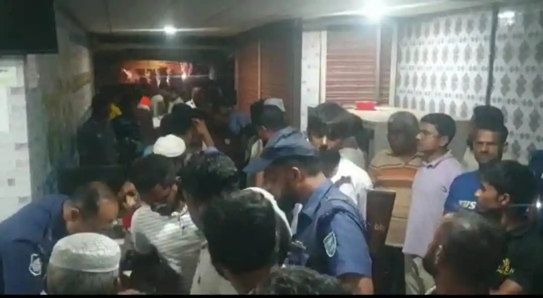 জনপ্রিয় ক্লিনিকে ভিড়, রোগীদের জন্য অপেক্ষারত মানুষজন. Channel i News - চ্যানেল আই নিউজ