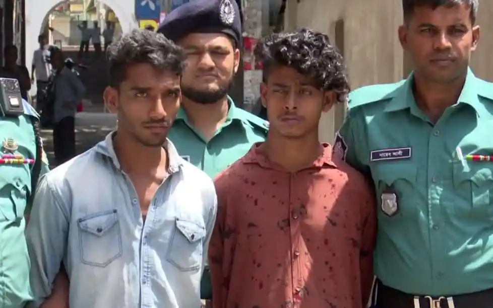 গাড়ি থেকে আটক দুই যুবক ও পুলিশ সদস্যরা।. Channel i News - চ্যানেল আই নিউজ