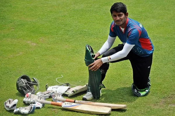 ক্রিকেটার মাঠে ব্যাট ও গ্লাভসের সাথে প্রস্তুতি নিচ্ছেন. Channel i News - চ্যানেল আই নিউজ