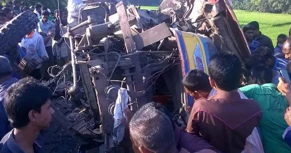 নাটোরে বাস দুর্ঘটনায় আহত ও নিহতের ছবি, উদ্ধার কাজ চলছে. Channel i News - চ্যানেল আই নিউজ