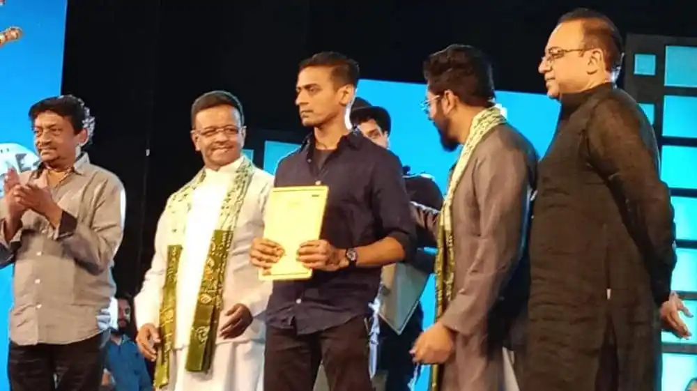 চ্যানেল আই অনলাইন অনুষ্ঠানে পুরস্কার গ্রহণরত ব্যক্তিরা. Channel i News - চ্যানেল আই নিউজ