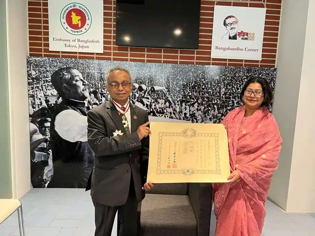 আবুল কালাম আজাদ রাইজিং সান অ্যাওয়ার্ড গ্রহণের সময় ছবি. Channel i News - চ্যানেল আই নিউজ