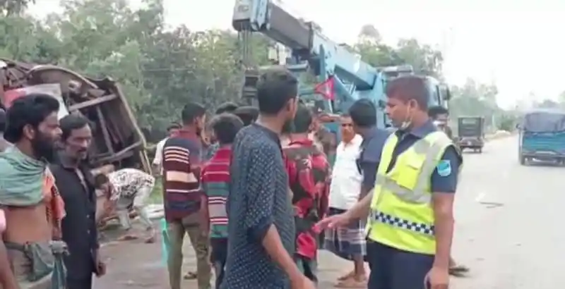 টাঙ্গাইলে দুই বাসের সংঘর্ষে আহত ও নিহতের খবর. Channel i News - চ্যানেল আই নিউজ