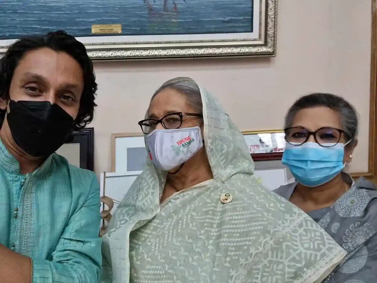 প্রধানমন্ত্রীসহ তিন নারী ইয়াং বাংলার সদস্য হিসেবে স্বাক্ষর করছেন. Channel i News - চ্যানেল আই নিউজ