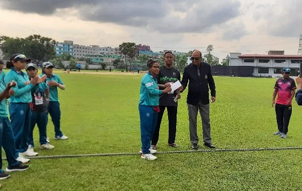 বাংলাদেশ নারী ক্রিকেটার রুমানা জন্মদিন উদযাপন করছেন. Channel i News - চ্যানেল আই নিউজ