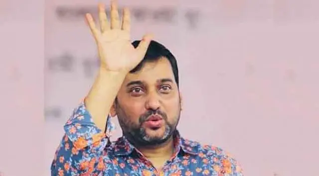সম্রাটের ছবি, তিনি হাত তুলে শুভেচ্ছা জানাচ্ছেন. Channel i News - চ্যানেল আই নিউজ