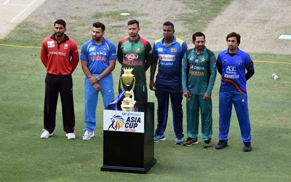 এশিয়া কাপ ক্রিকেট ফাইনাল খেলোয়াড়রা ট্রফির পাশে দাঁড়িয়ে. Channel i News - চ্যানেল আই নিউজ