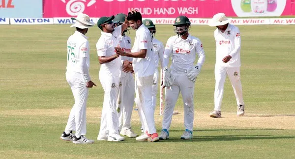 বাংলাদেশ ক্রিকেট দলের খেলোয়াড়রা মাঠে আলোচনা করছে।. Channel i News - চ্যানেল আই নিউজ