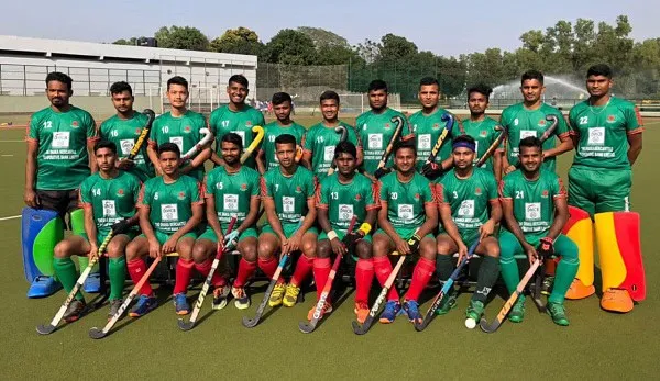 বাংলাদেশ হকি দল মাঠে প্রস্তুত, খেলোয়াড়রা একত্রে দাঁড়িয়ে. Channel i News - চ্যানেল আই নিউজ