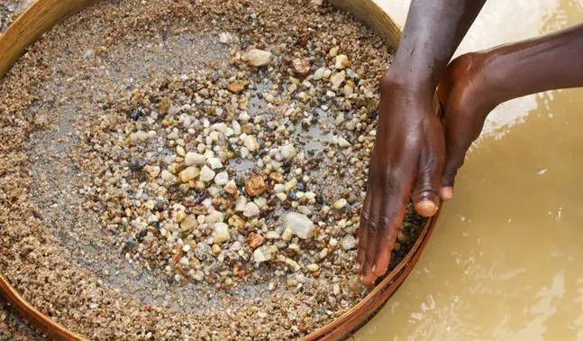 গৃহবধূ খনিতে হীরা খুঁজছেন, বাংলাদেশ।. Channel i News - চ্যানেল আই নিউজ