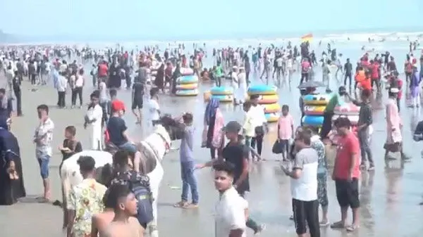 কক্সবাজার সৈকত, পর্যটকদের ভিড়ে ভরা, টানা ছুটিতে. Channel i News - চ্যানেল আই নিউজ