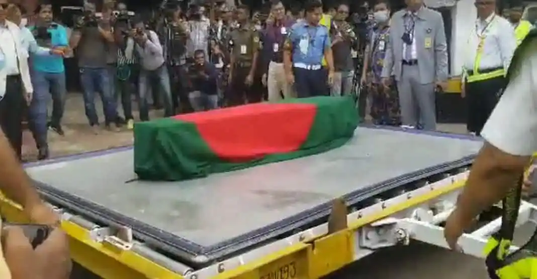 নিহত আবদুল গাফফার চৌধুরীর দেহ দেশে ফিরছে, লাশের উপর বাংলাদেশের পতাকা. Channel i News - চ্যানেল আই নিউজ