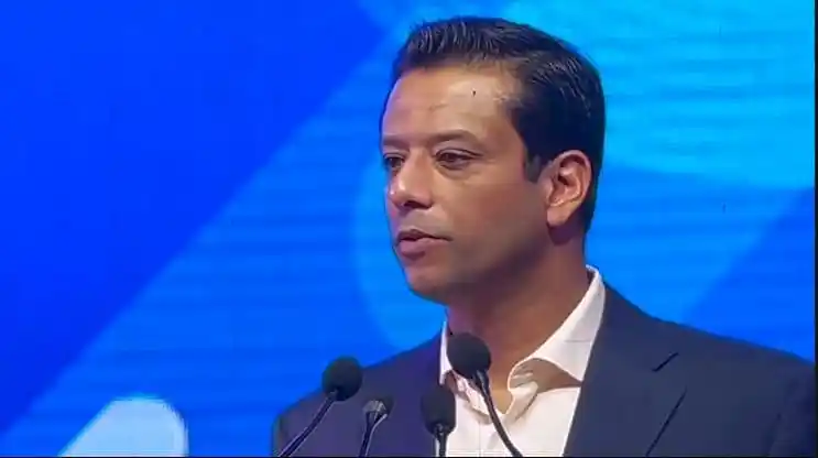 সজীব ওয়াজেদ জয় বক্তৃতা দিচ্ছেন, পেছনে বাংলা ও আন্তর্জাতিক পতাকা. Channel i News - চ্যানেল আই নিউজ