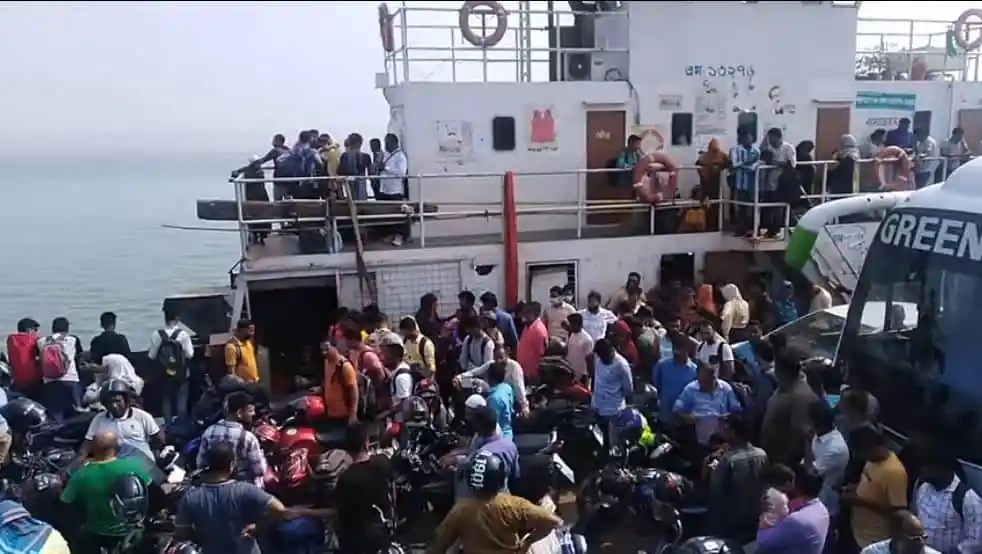 শিমুলিয়া-বাংলাবাজার ও দৌলতদিয়া ফেরিঘাটে ঢাকামুখী যাত্রীদের চাপ. Channel i News - চ্যানেল আই নিউজ