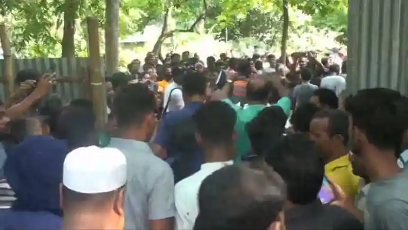 জনসমাগমের মধ্যে পুলিশ ও স্থানীয় মানুষজন উপস্থিত. Channel i News - চ্যানেল আই নিউজ