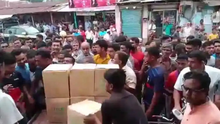 পৌরমেয়রের ব্যবসা প্রতিষ্ঠানে ৩ হাজার লিটার সয়াবিন তেল জব্দের দৃশ্য. Channel i News - চ্যানেল আই নিউজ