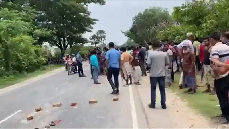 দুই মোটরসাইকেল ও ট্রাক্টর সংঘর্ষে নিহত ৩, ঘটনাস্থলে পুলিশ ও প্রত্যক্ষদর্শীরা. Channel i News - চ্যানেল আই নিউজ
