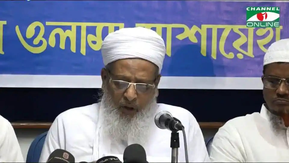 বাংলাদেশের ওয়াজ মাহফিলের দৃশ্য, ধর্মীয় বক্তা বক্তৃতা দিচ্ছেন. Channel i News - চ্যানেল আই নিউজ