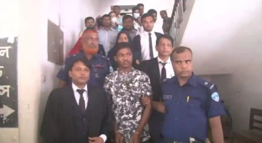 রোজিনা হত্যা মামলার আসামিদের আদালত ভবনে নেওয়া হচ্ছে. Channel i News - চ্যানেল আই নিউজ
