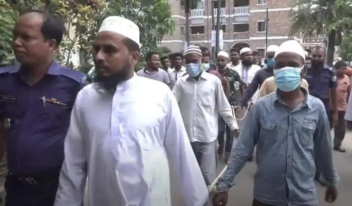 ঝালকাঠিতে ছাত্র হত্যা মামলার আসামিরা আদালত থেকে বের হচ্ছেন।. Channel i News - চ্যানেল আই নিউজ