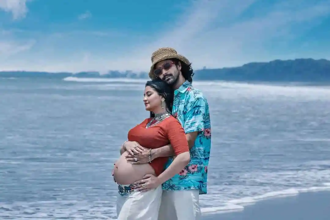 প্রেগন্যান্ট নারী ও তার প্রেমিক সমুদ্র সৈকতে প্রেমের মুহূর্তে. Channel i News - চ্যানেল আই নিউজ