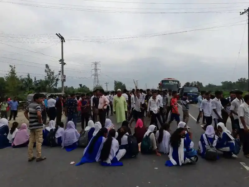 শিক্ষার্থীরা রাস্তা অবরোধ করে প্রতিবাদ জানাচ্ছে. Channel i News - চ্যানেল আই নিউজ