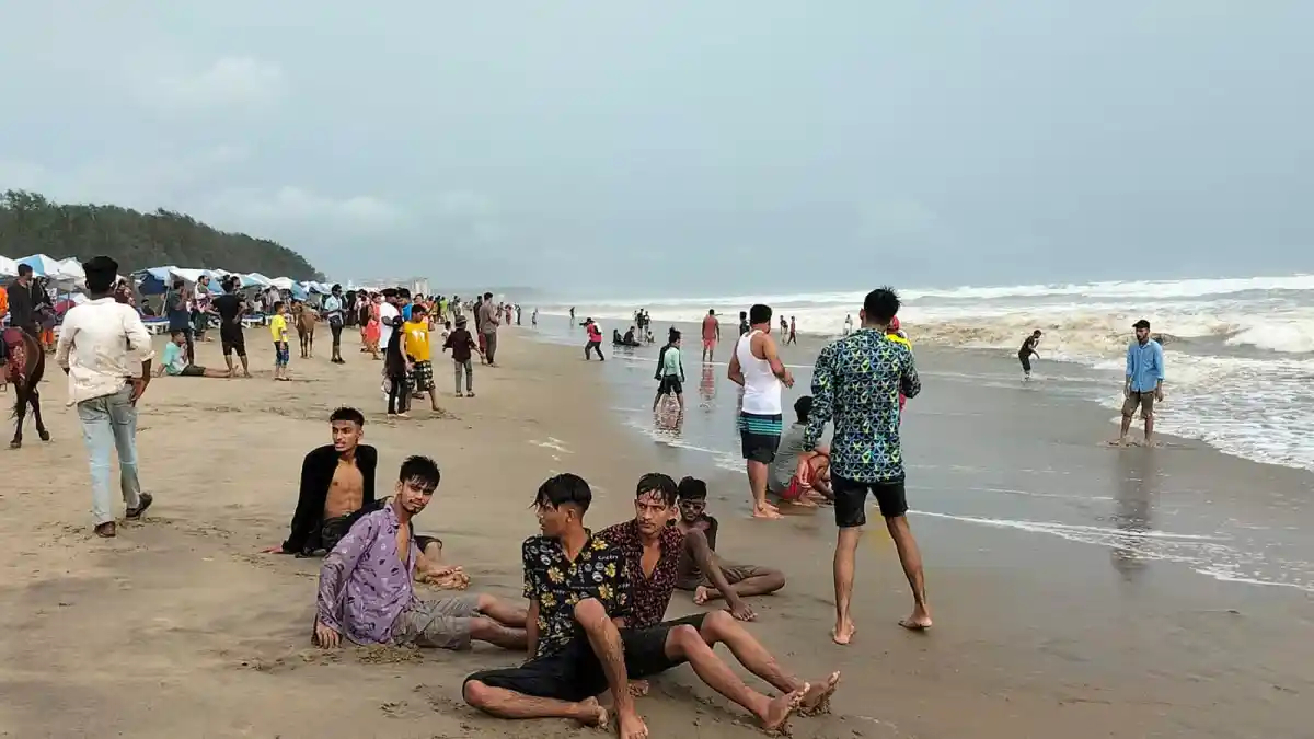 বৈরী আবহাওয়ায় কক্সবাজার সৈকতে পর্যটকদের ভিড়. Channel i News - চ্যানেল আই নিউজ