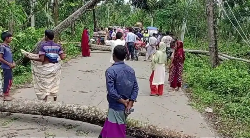 টাঙ্গাইলে ঘূর্ণিঝড়ে ক্ষতিগ্রস্ত এলাকা ও আহতরা. Channel i News - চ্যানেল আই নিউজ