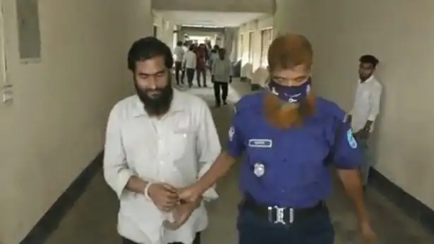 টাঙ্গাইলে জেএমবি সদস্যের পাঁচ বছর কারাদণ্ডের পর আদালত থেকে বের হচ্ছেন. Channel i News - চ্যানেল আই নিউজ