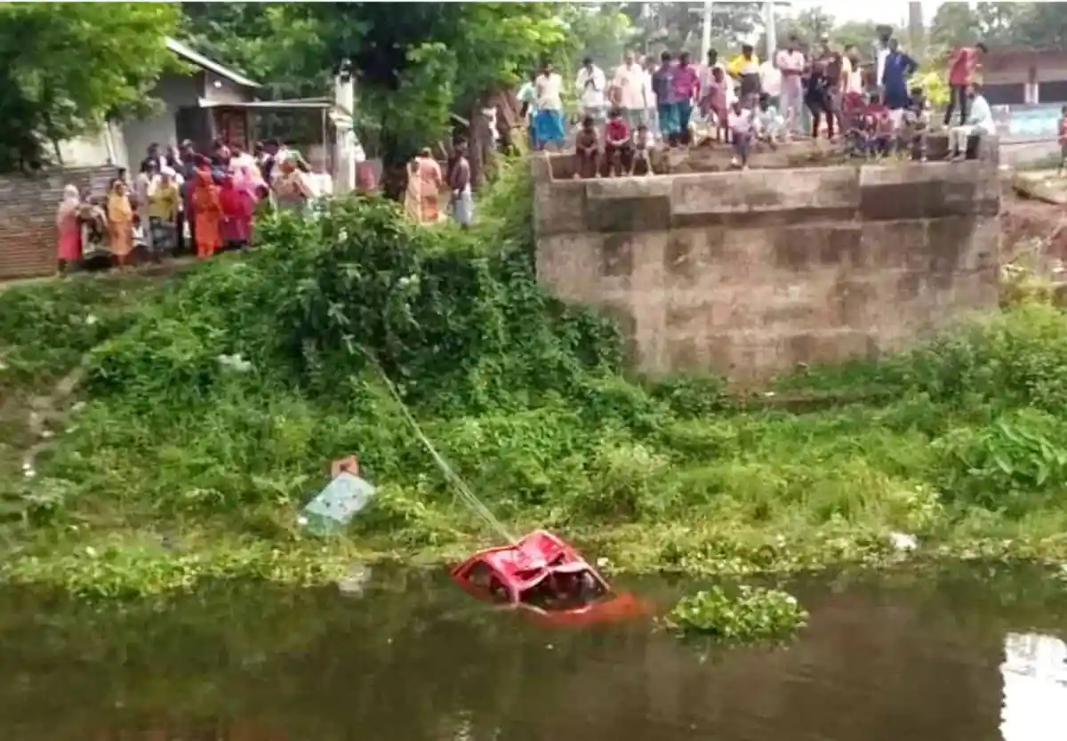 প্রাইভেট কার খাদে পড়ে দুই বন্ধু নিহতের খবর, মুন্সীগঞ্জের ঘটনা. Channel i News - চ্যানেল আই নিউজ
