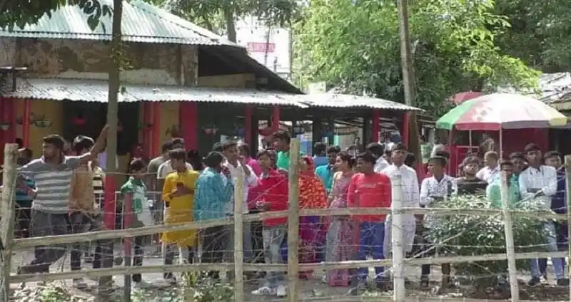 হিলি সীমান্তে উপচে পড়া ভিড়, বাংলাদেশ-ভারত সীমান্তের শূন্যরেখা. Channel i News - চ্যানেল আই নিউজ