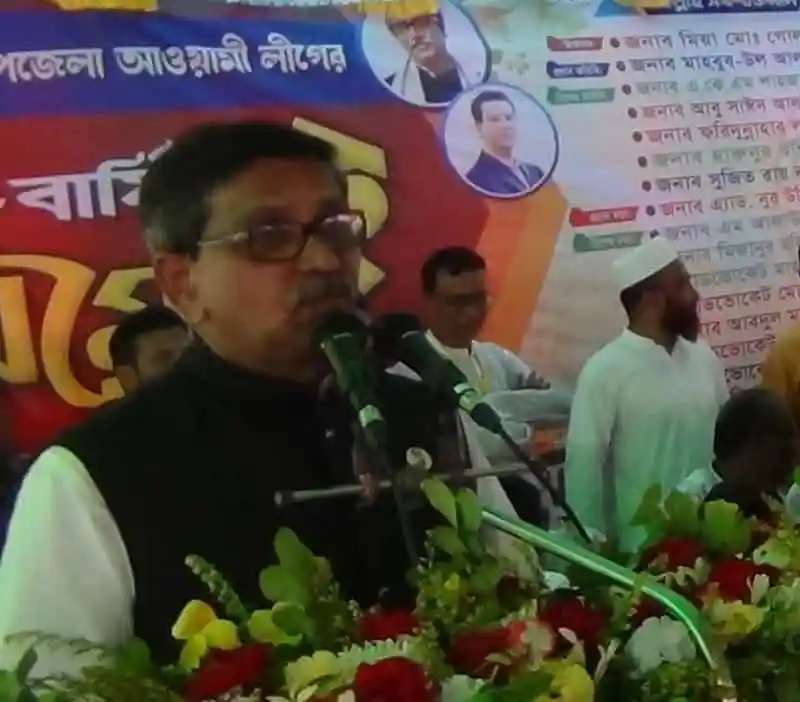বাংলাদেশের রাজনীতিবিদ বক্তৃতা দিচ্ছেন, পেছনে নেতাকর্মীরা উপস্থিত. Channel i News - চ্যানেল আই নিউজ