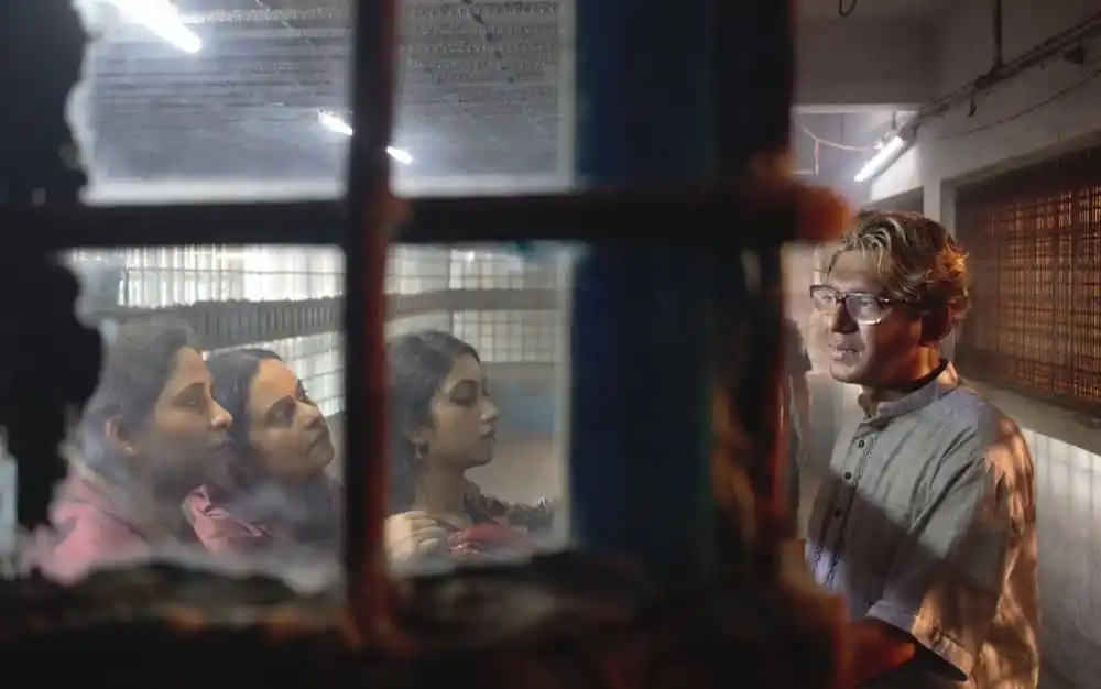 চার নারী দর্শক ও এক পুরুষ পরিচালক সিনেমা দেখছেন. Channel i News - চ্যানেল আই নিউজ