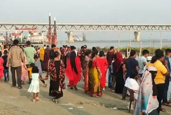 পদ্মা নদীর পাড়ে মানুষের ভিড় ও উৎসবের পরিবেশ. Channel i News - চ্যানেল আই নিউজ